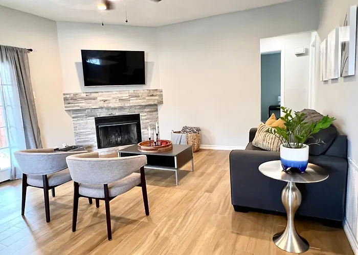 Modern 2 Bedroom House W/Backyard @La Cantera