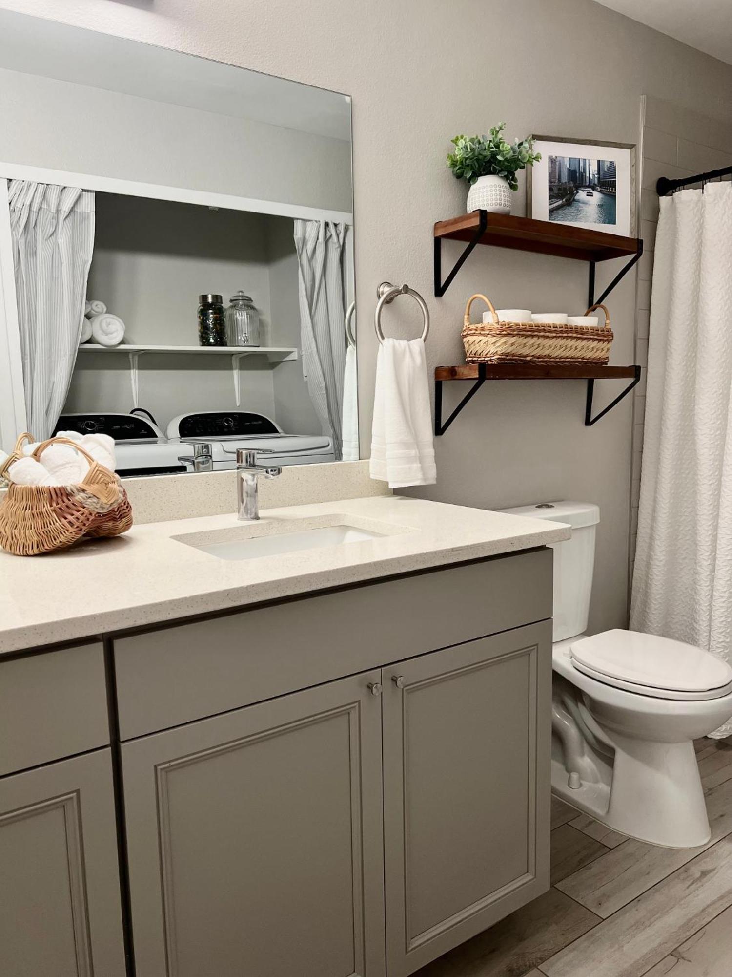 Holiday home Modern 2 Bedroom House W/backyard @la Cantera San Antonio