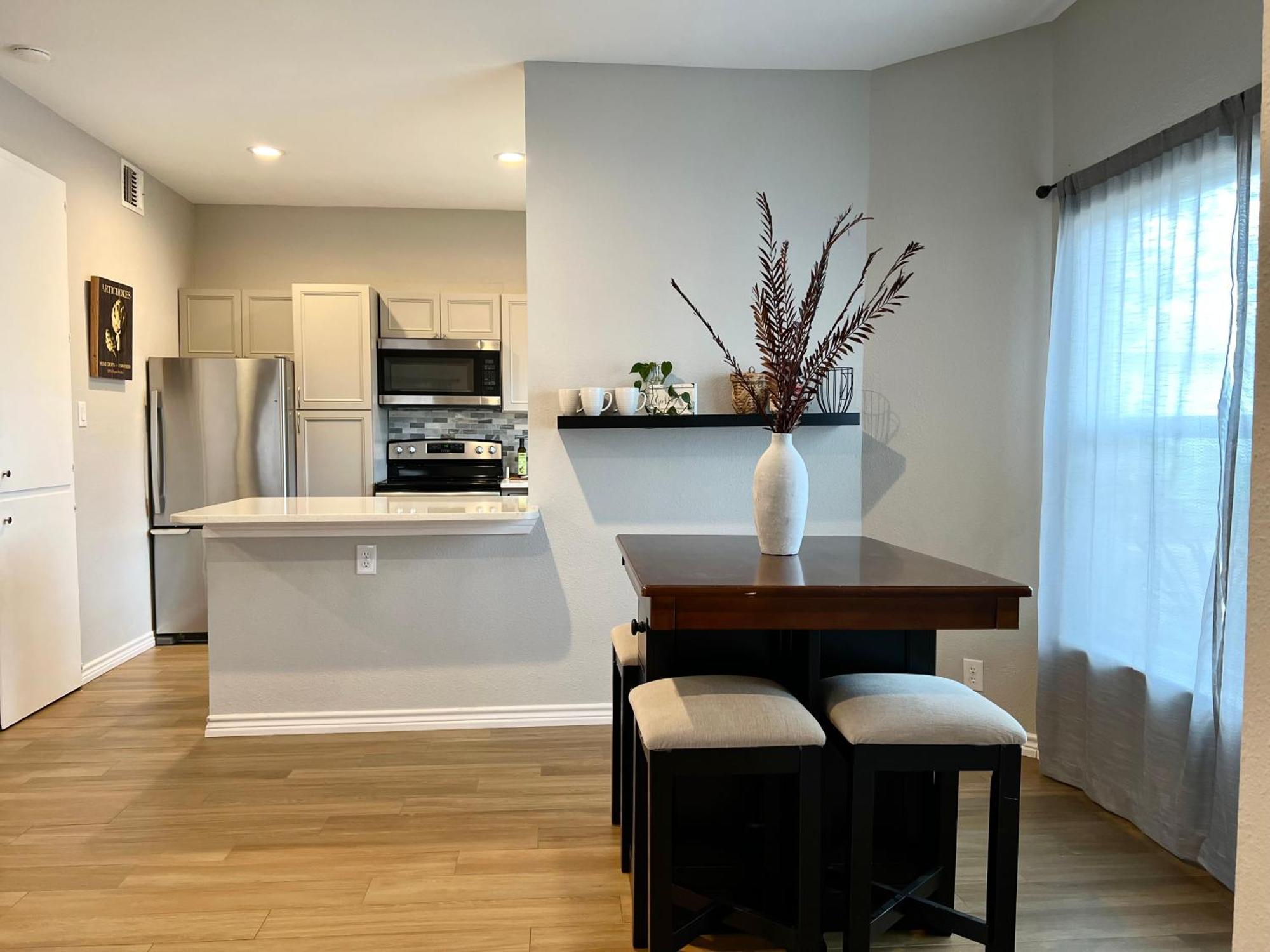 Modern 2 Bedroom House W/backyard @la Cantera *
